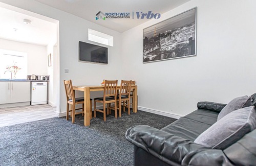 Warrington House | Warrington 3BR House – Ideal for Contractors Stay with Free WiFi & Parking