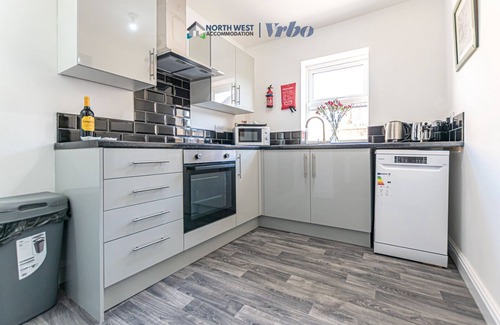 Warrington House | Warrington 3BR House – Ideal for Contractors Stay with Free WiFi & Parking