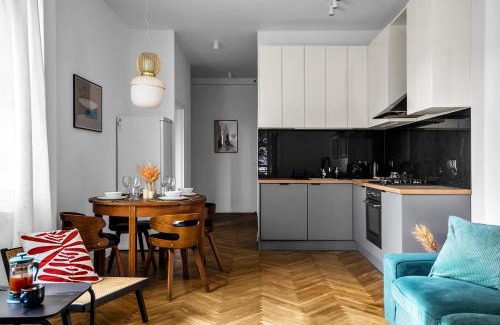 Powisle Apartment | Warsaw Suite near River - 58m2, Metro, Balcony