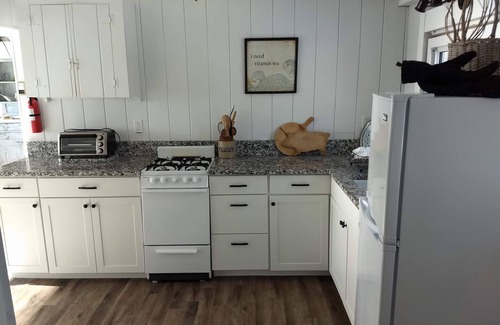 Phippsburg Cottage | Watch the sunshine dancing off the ocean in this quaint ocean front cottage.