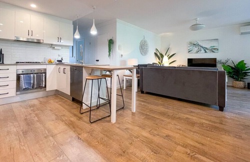 Narrabeen Apartment | Water Edge - Footsteps to the Beach