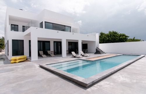 Chelem Villa | Water Front property for large families. With all the amenities you need.