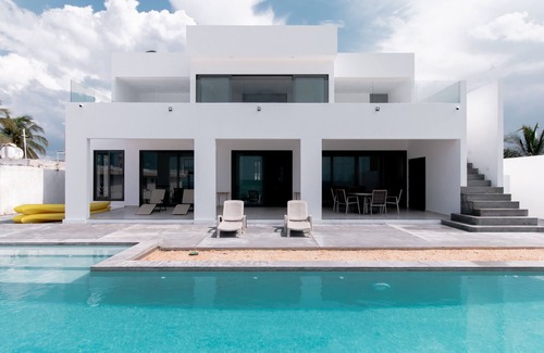 Chelem Villa | Water Front property for large families. With all the amenities you need.