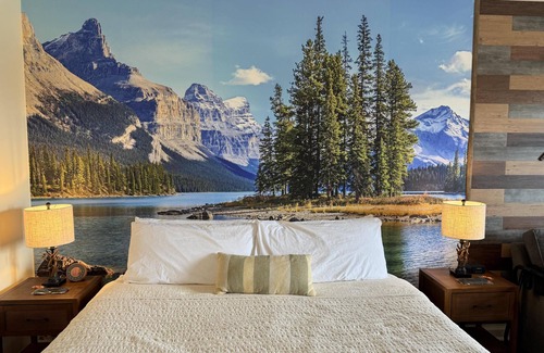 Vernon Hotel | Water Park (Next Door) Pool Hot Tubs Sauna Gym Stunning Sunsets #261