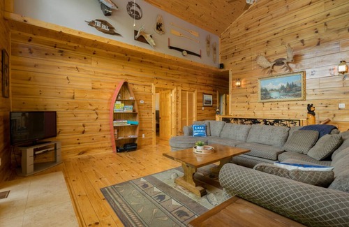 Whitestone Cabin | Waterfall Getaway Delight