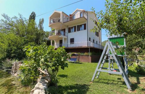 Trilj Villa | Waterfall House Getaway