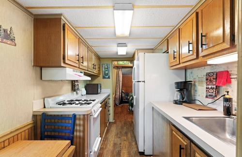 Wiley Ski Chalet | Waterfall Retreat Cabin 1, Blue Ridge Mountains, Sleeps 5-Pet Friendly-WIFI
