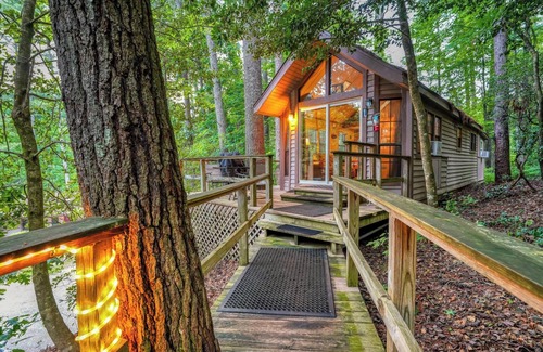 Wiley Ski Chalet | Waterfall Retreat Cabin 1, Blue Ridge Mountains, Sleeps 5-Pet Friendly-WIFI
