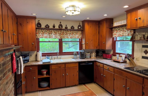 Bristol Hills House | Waterfall Retreat: Hot Tub, Pickleball, Fire Pits