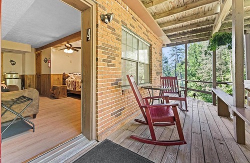 Wiley Apartment | Waterfall Retreat Room 4-Pet Friendly-Hiking and Snow Tubing Nearby