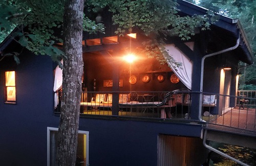 Hickman Apartment | Waterfall Suite- Private Secluded Loft in Lyles