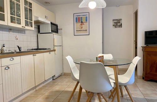 Tharon-Plage Cottage | Waterfront 2-Bedroom Cottage with Terrace in Saint-Michel-Chef-Chef