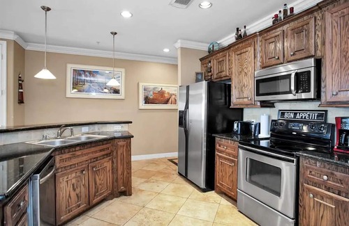 Seven Coves Condo | WATERFRONT 2/2 CONDO BOAT DOCK/SLIP RESTAURANT KAYAK AMENITIES GRD. FL Sleeps 8