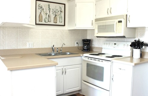 Lake Havasu City House | Waterfront 2 Bd/2 Ba Lake Havasu Vacation Rental - The Lakeside Lounge