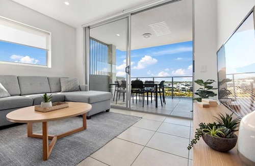 Birtinya Apartment | Waterfront 2brm resort style apartment