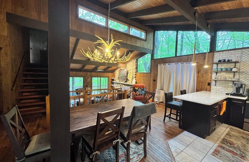 Wallenpaupauk Lake Estates Cabin | Waterfront 3-bed cabin in fabulous Lake Ariel with WiFi, AC, near pool & fitness