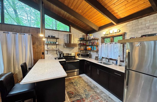 Wallenpaupauk Lake Estates Cabin | Waterfront 3-bed cabin in fabulous Lake Ariel with WiFi, AC, near pool & fitness