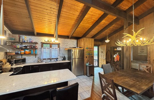 Wallenpaupauk Lake Estates Cabin | Waterfront 3-bed cabin in fabulous Lake Ariel with WiFi, AC, near pool & fitness