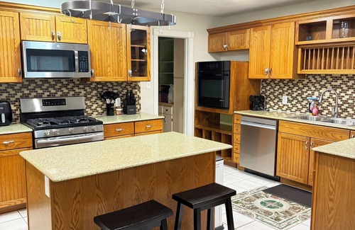 La Porte House | Waterfront 3bed/2bath with Hot Tub/Jacuzzi near Kemah Boardwalk NASA Galveston