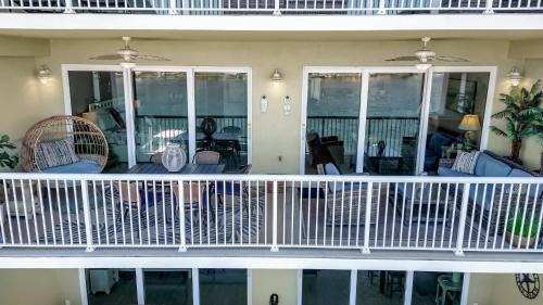 Clearwater Beach Apartment | Waterfront -3BR - 2Kings -Pool Balcony - Beach