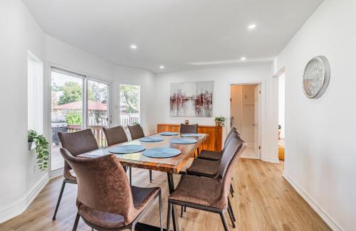 Streetsville House | Waterfront 4BR Bungalow by LAKE near GO TRAIN and close to Toronto Airport