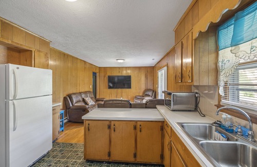 North Tazewell House | Waterfront 6 Bedroom Riverside Retreat and Arcade @ Back of the Dragon
