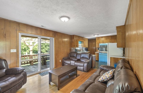 North Tazewell House | Waterfront 6 Bedroom Riverside Retreat and Arcade @ Back of the Dragon