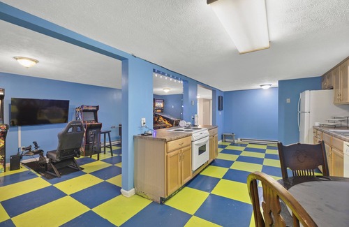 North Tazewell House | Waterfront 6 Bedroom Riverside Retreat and Arcade @ Back of the Dragon