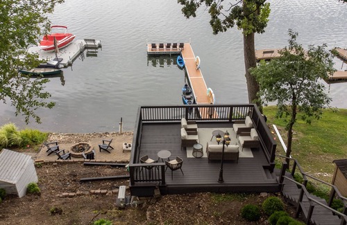 Twin Lakes House | Waterfront Adventure & Relaxation: Kayaks, SUP, and Hot Tub on Site
