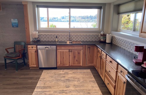 Kingston House | Waterfront Beach House-Apt. 1 Block from Kingston, Restaurants and Two Ferries