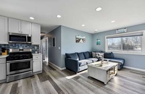 Pebble Beach House | Waterfront Beach House: Sleeps 6, 2 full bath
