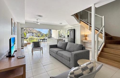 Nelly Bay Apartment | Waterfront 'Beachside' Apartment - Ocean View, Central location, Pool, Wifi, King bed, Deluxe Spa Ensuite