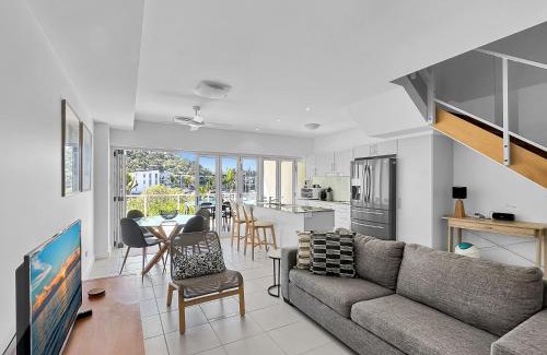 Nelly Bay Apartment | Waterfront 'Beachside' Apartment - Ocean View, Central location, Pool, Wifi, King bed, Deluxe Spa Ensuite
