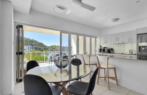 Nelly Bay Apartment | Waterfront 'Beachside' Apartment - Ocean View, Central location, Pool, Wifi, King bed, Deluxe Spa Ensuite