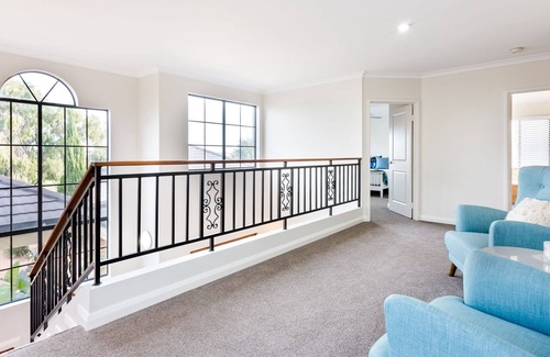 Geographe House | Waterfront Bliss: Serenity & Adventure Await!