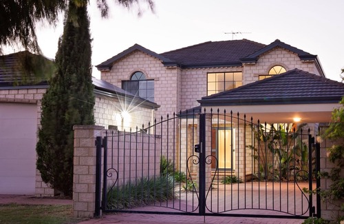 Geographe House | Waterfront Bliss: Serenity & Adventure Await!