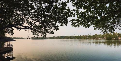 Kollam House | WaterFront by PALMYRA