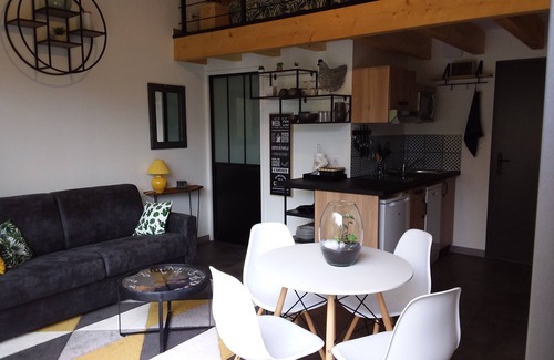 Le Vanneau-Irleau Apartment | Waterfront cabin
