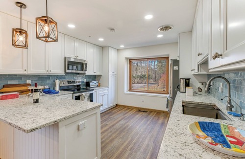 Tuscarora Cottage | Waterfront Cabin on 32 Acres in Leesburg!