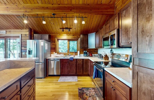 Agate House | waterfront cabin on two acres with private beach, hot tub, kayaks & deck