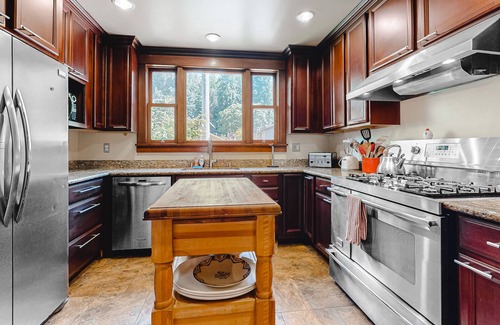 Guerneville Cabin | Waterfront cabin with private hot tub, beach access & river views - dog-friendly