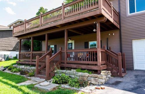 Warsaw House | Waterfront Cabin With A View, Large Family Retreat, Pet Friendly