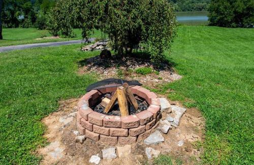 Warsaw House | Waterfront Cabin With A View, Large Family Retreat, Pet Friendly