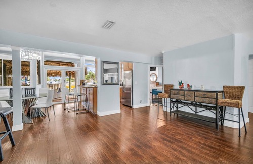Snug Harbor House | Waterfront Charming 5min to Beach 3/2.5, BBQ, Pool