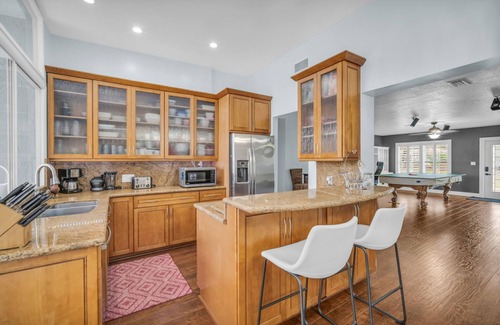 Snug Harbor House | Waterfront Charming 5min to Beach 3/2.5, BBQ, Pool