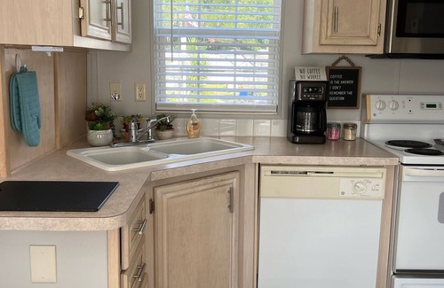 Deltona Lakes Cottage | Waterfront Cottage w/fire pit, grill, community pool, hot tub & more! Dogs ok!