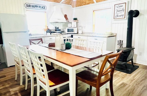 Littleton House | Waterfront cottage with private boat ramp. Sunset views. 5mins from DT Littleton