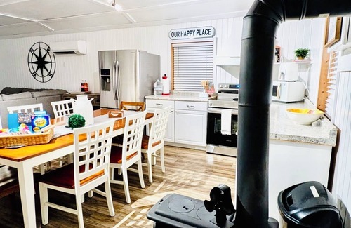 Littleton House | Waterfront cottage with private boat ramp. Sunset views. 5mins from DT Littleton