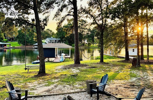 Littleton House | Waterfront cottage with private boat ramp. Sunset views. 5mins from DT Littleton
