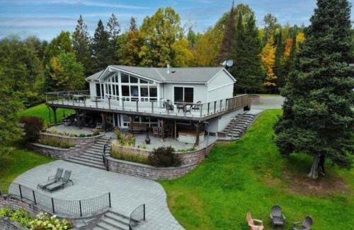 McKellar Villa | Waterfront, dream stay at Belle Vue Cottage